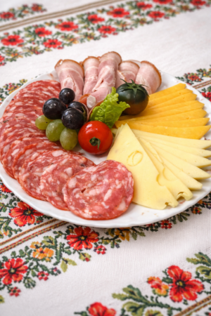 Salată din cașcaval cu salam